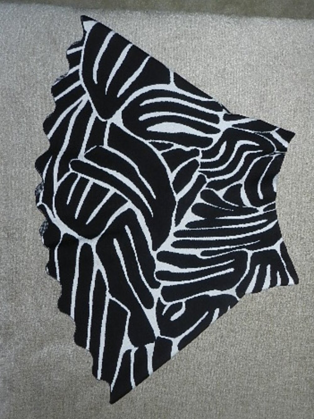 Issa London Rayon Heavy Knit Black and White Scallop Hem Mini Skirt Size Small